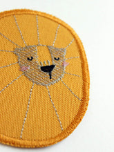 Lade das Bild in den Galerie-Viewer, Löwe I Knieflicken