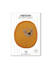 Lade das Bild in den Galerie-Viewer, Löwe I Knieflicken