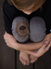 Lade das Bild in den Galerie-Viewer, Bär I Knieflicken