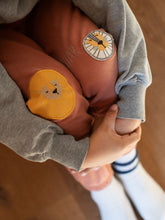 Lade das Bild in den Galerie-Viewer, Löwe I Knieflicken