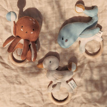 Lade das Bild in den Galerie-Viewer, Rassel Beißring Tintenfisch OZZY