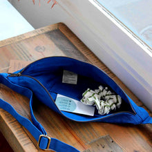 Lade das Bild in den Galerie-Viewer, Bauchtasche Sasha * electric blue
