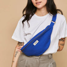 Lade das Bild in den Galerie-Viewer, Bauchtasche Sasha * electric blue
