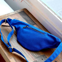 Lade das Bild in den Galerie-Viewer, Bauchtasche Sasha * electric blue
