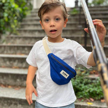 Lade das Bild in den Galerie-Viewer, Kinder-Bauchtasche Augustin * electric blue
